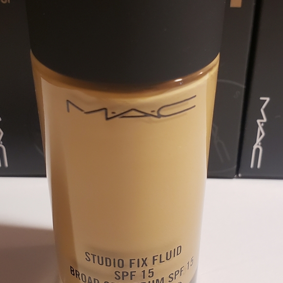 MAC Studio Fix Fluid SPF15 *C45* - Picture 2 of 4
